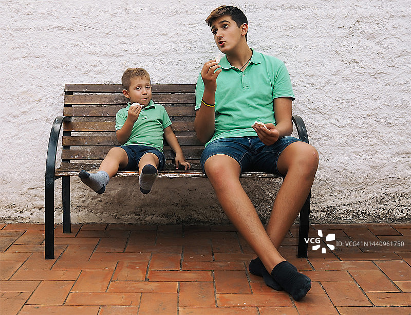 穿着相似的大哥哥和小弟弟图片素材