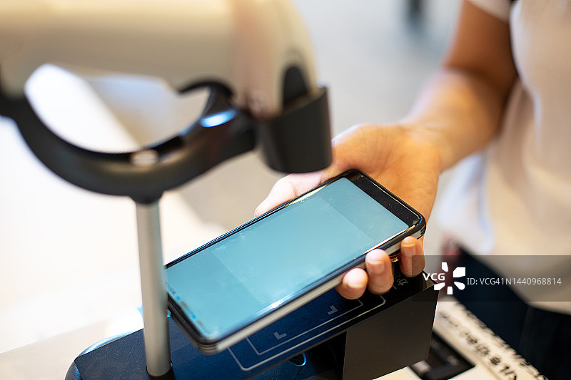 智能手机非接触式支付图片素材