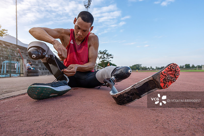 准备用假肢训练的残疾运动员：残疾人运动概念图片素材