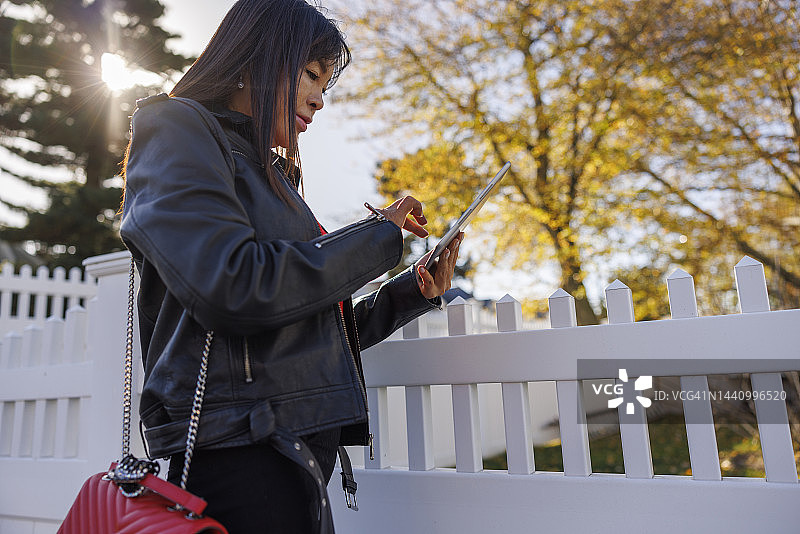 中国纽约皇后区法拉盛的亚洲房地产经纪人检查联排别墅图片素材