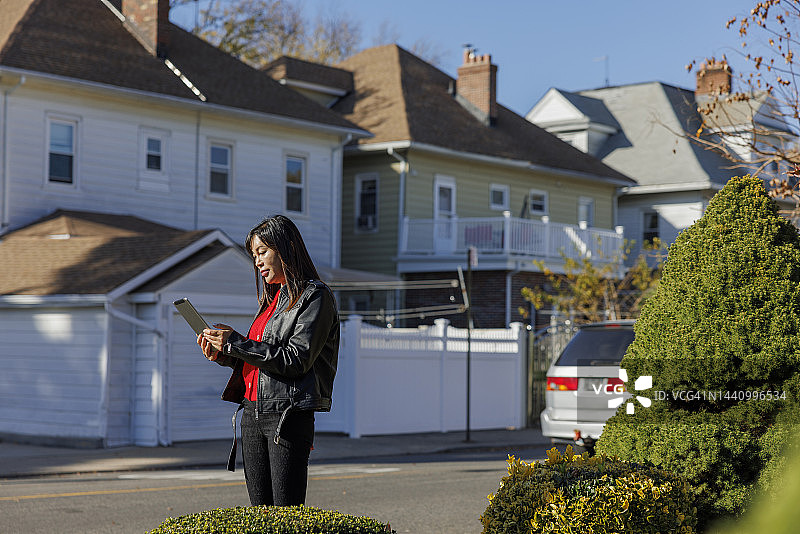 房屋检查员在纽约皇后区法拉盛检查联排别墅外观图片素材