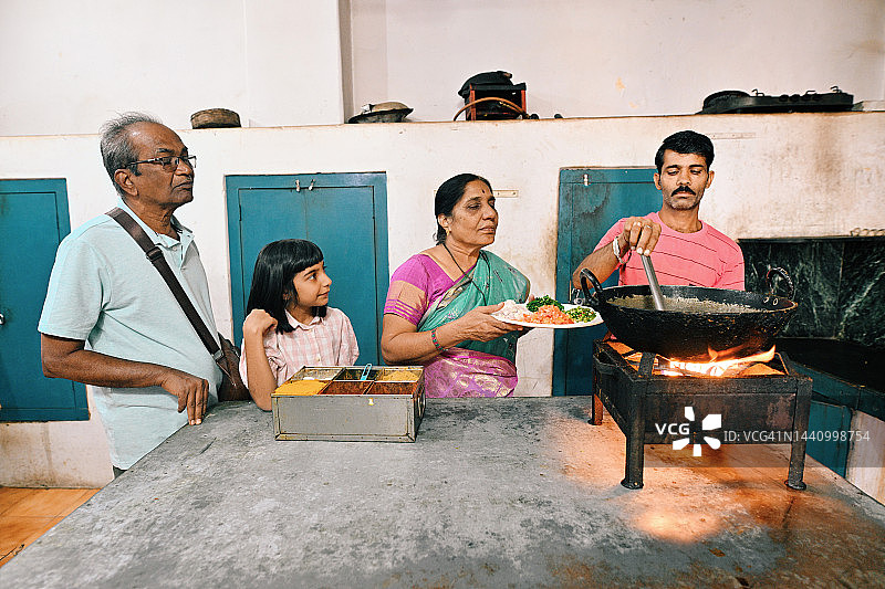 老年女游客向当地厨师学习烹饪图片素材