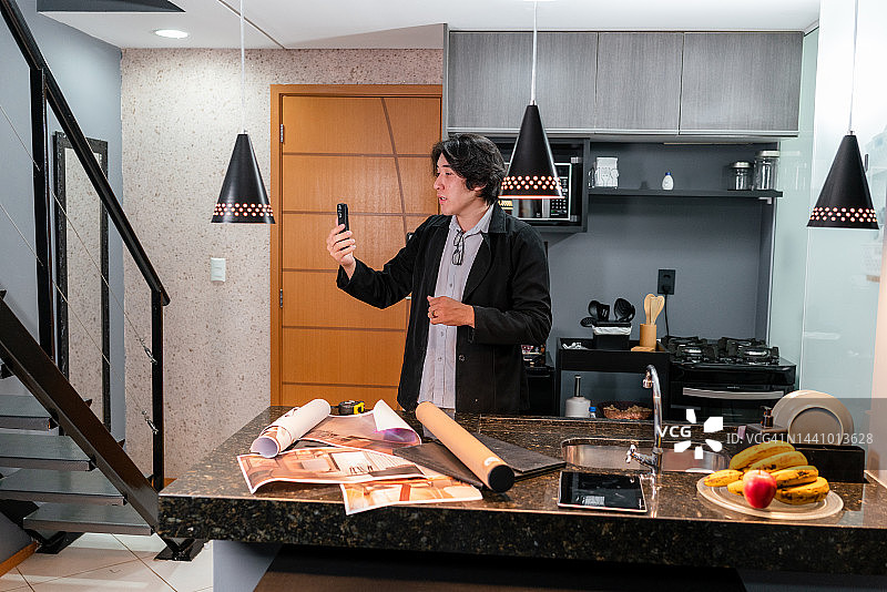 建筑师与业主进行视频通话图片素材