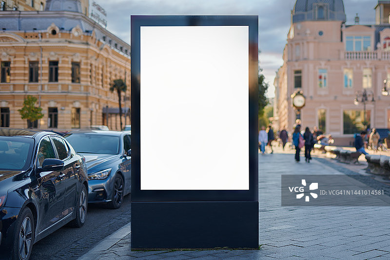 人行道模型上的空白城市格式（LightPoster，CityLight）banner灯杆。户外广告图片素材