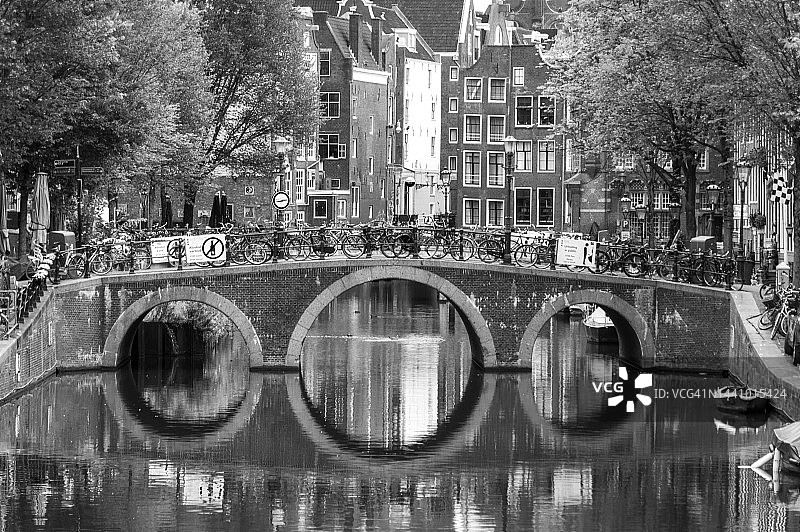 黑白风格的荷兰阿姆斯特丹古老桥梁图片素材