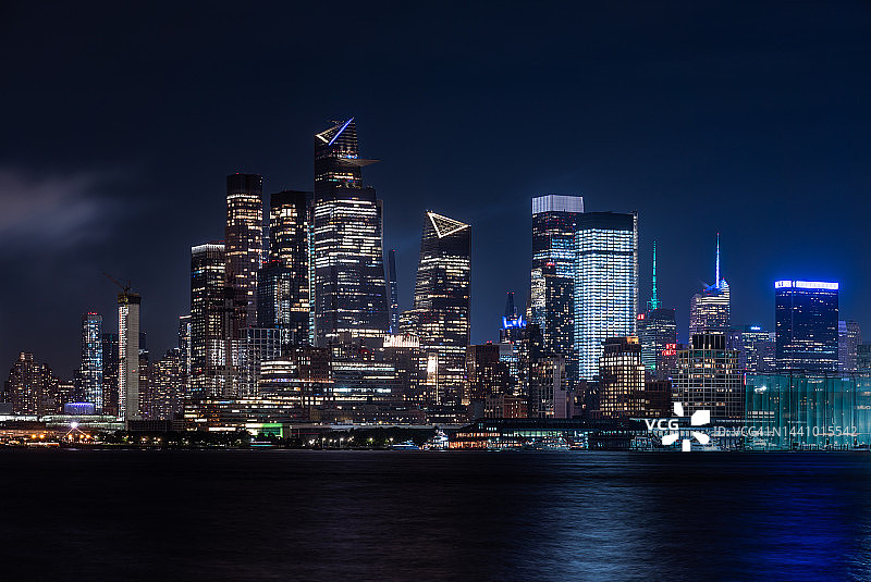 哈德逊河和曼哈顿中城夜景图片素材