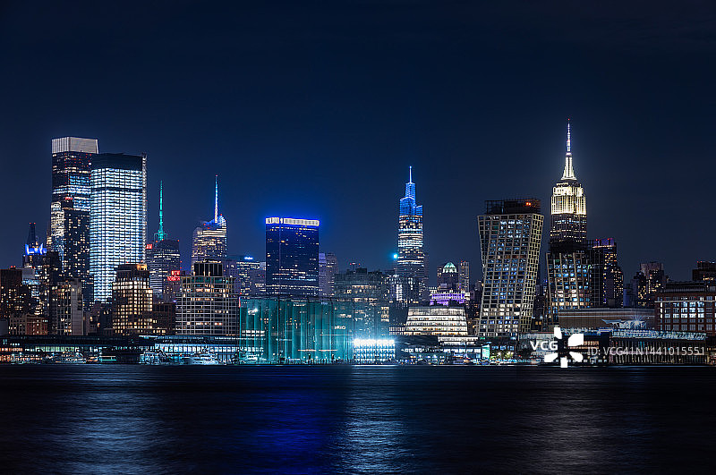 哈德逊河和曼哈顿中城夜景图片素材