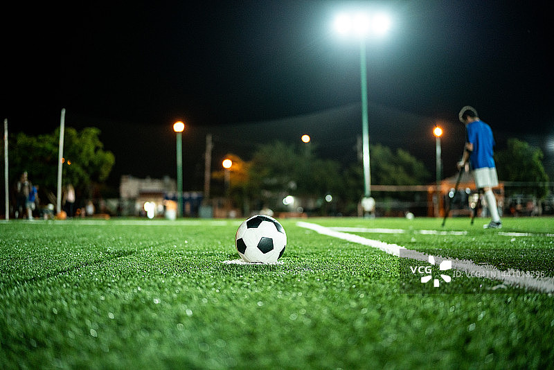 足球场上罚球点上的足球特写图片素材