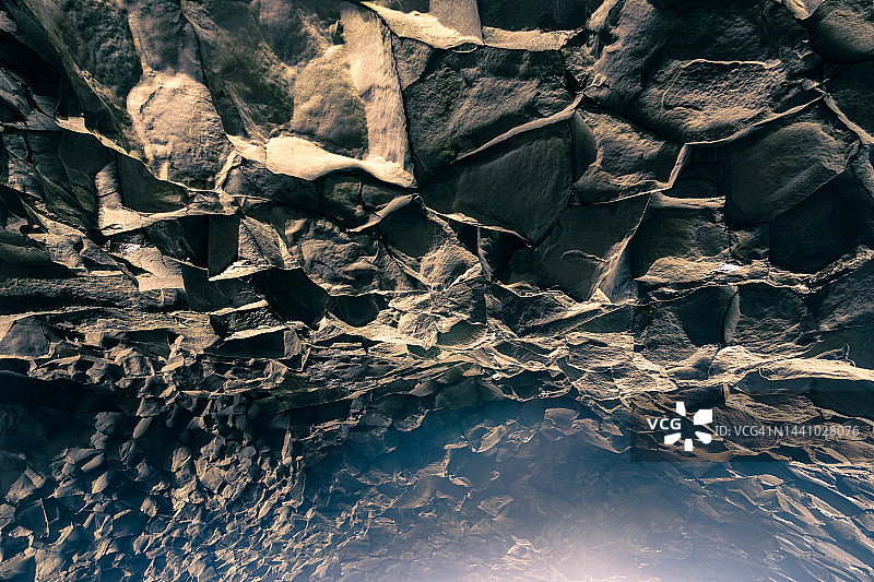 雷尼斯法加拉海滩的天然玄武岩洞穴图片素材