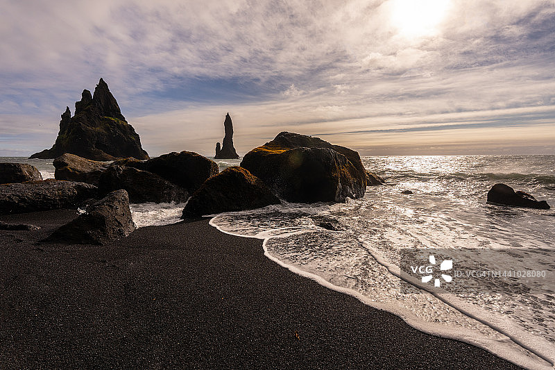 海浪冲击雷尼斯法亚拉黑沙滩图片素材