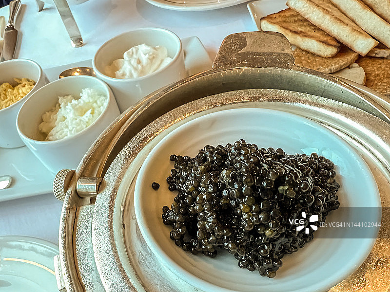 优雅餐具中的Beluga 鱼子酱图片素材