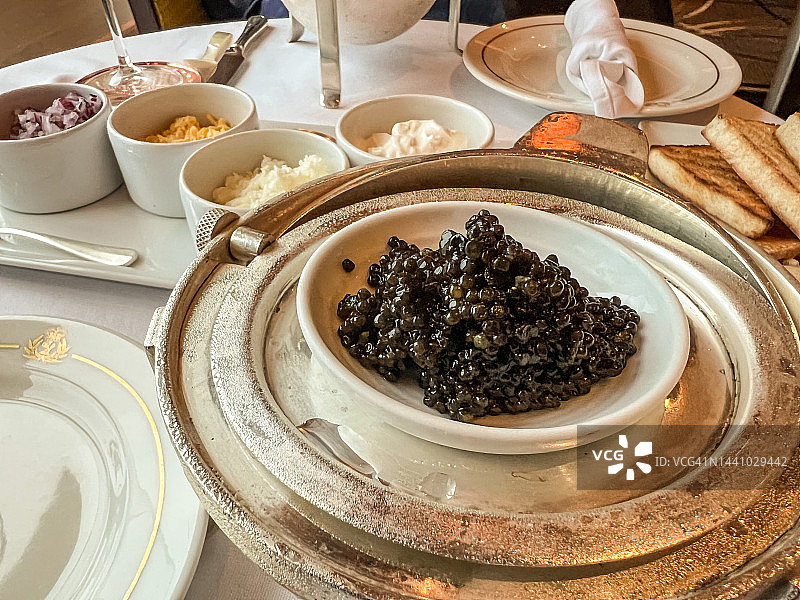 优雅餐具中的Beluga 鱼子酱图片素材
