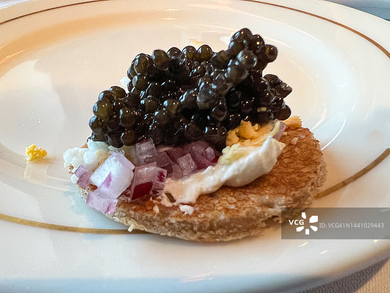 优雅餐具中的Beluga 鱼子酱图片素材