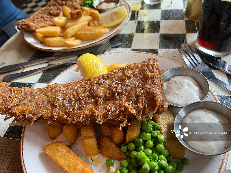 在英国酒吧供应的传统炸鱼薯条图片素材