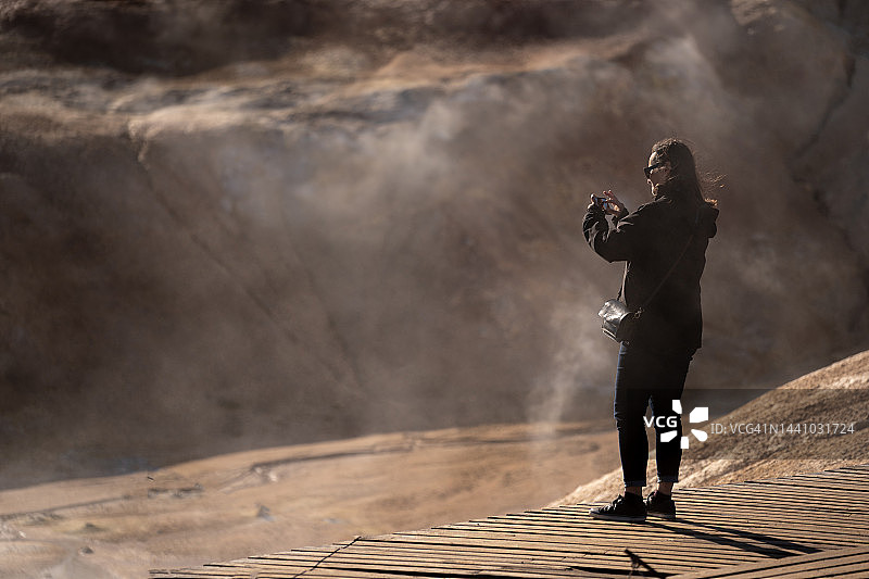 游客在莱赫尼库尔火山地区拍照图片素材