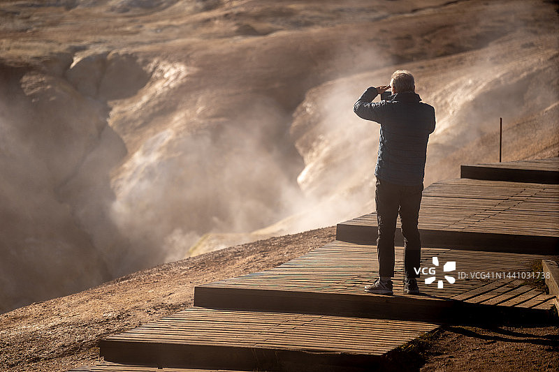 游客在莱赫尼库尔火山地区拍照图片素材