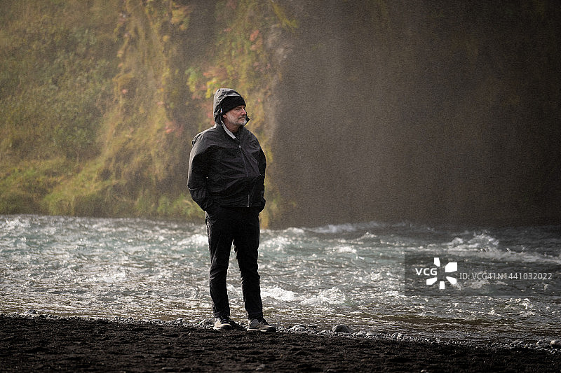 站在雾中的穿雨衣的男人图片素材