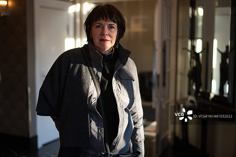 沐浴在午后阳光下的女人图片素材