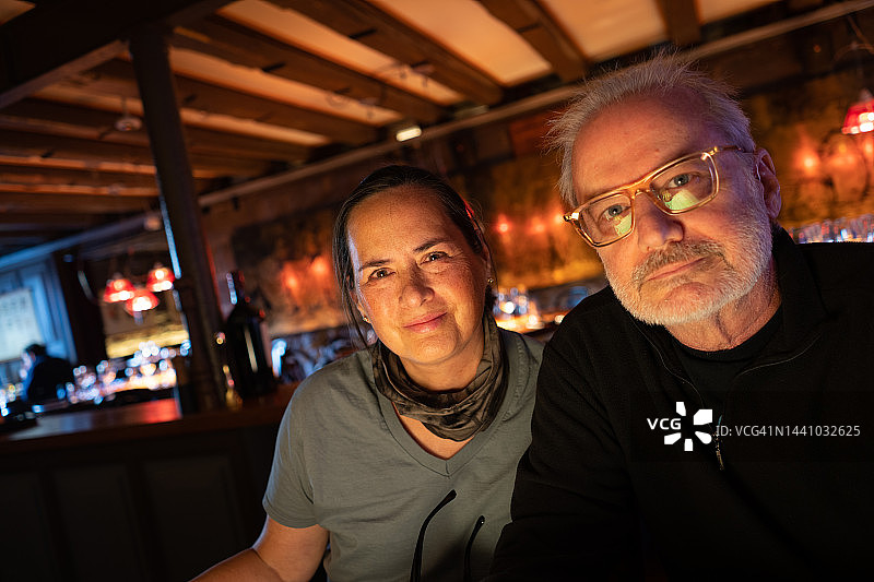 在餐厅用餐的情侣图片素材