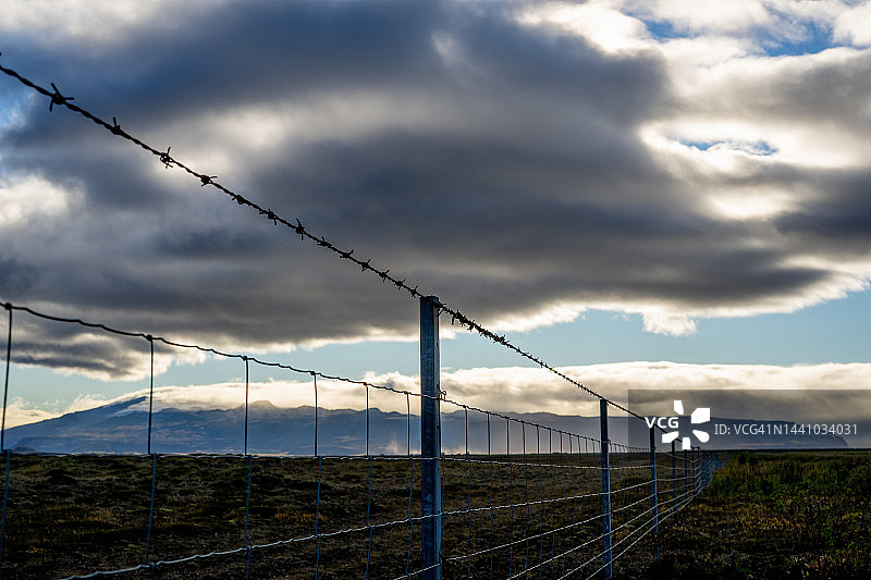 冰岛南部高速公路旁的栅栏图片素材
