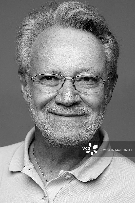 微笑的中年白人男子向远处看图片素材