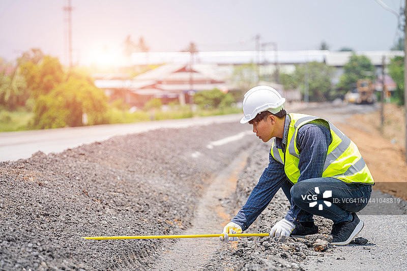 工程师在道路施工现场进行测量图片素材