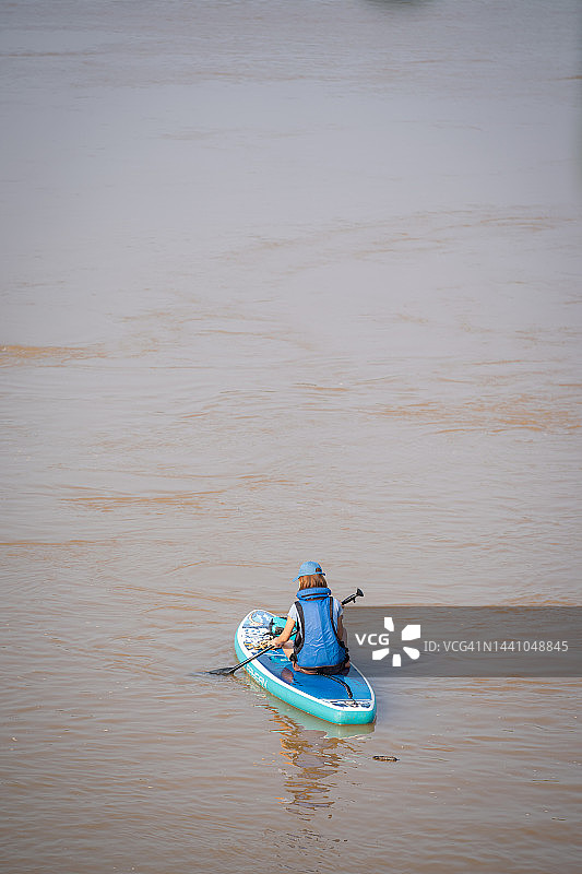 在河边冲浪板上的女人图片素材