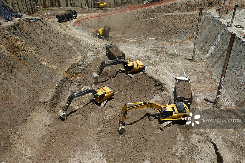 巴西圣保罗建筑工地挖掘机装载土方景观图片素材