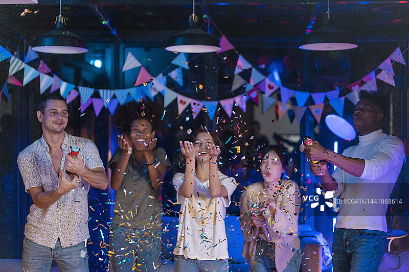 一群快乐的朋友庆祝新年图片素材