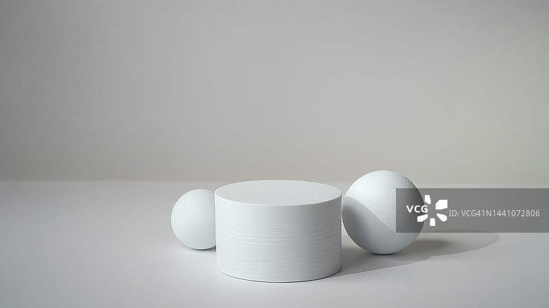 白色背景上的白色领奖台和球体图片素材