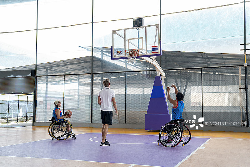 轮椅篮球运动员争球图片素材