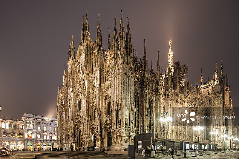 位于意大利米兰市中心的米兰大教堂是世界上最大的哥特式教堂，是天主教会的象征，位列世界五大教堂之一图片素材
