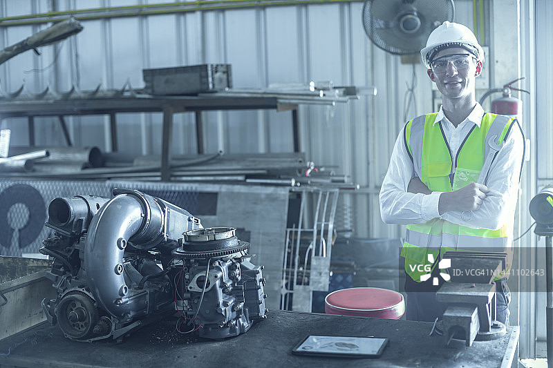 男工程师在工厂，身旁是节能环保机器图片素材