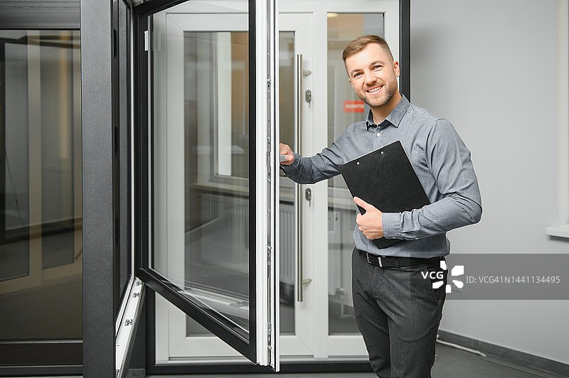 橱窗商店里的销售经理，橱窗销售概念图片素材