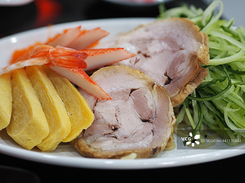 中华冷面配芝麻味噌酱图片素材