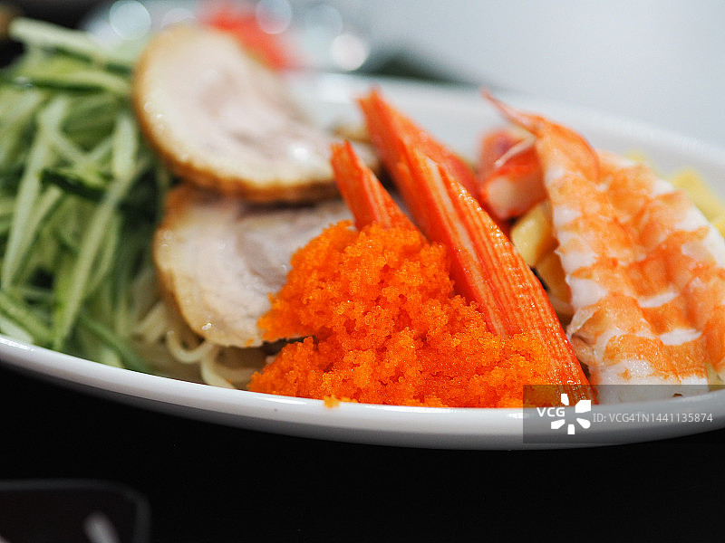 日式中华凉面：拉面、鸡蛋、火腿、蟹肉棒、虾、黄瓜图片素材