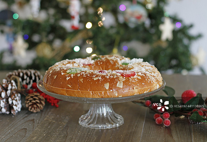 圣诞树前的国王饼特写图片素材