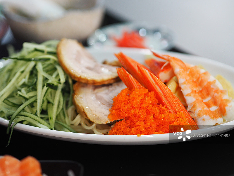 中华冷面配芝麻味噌酱图片素材