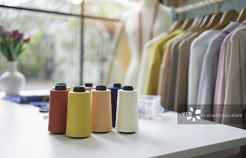 早晨摆满彩色线的时尚设计室图片素材