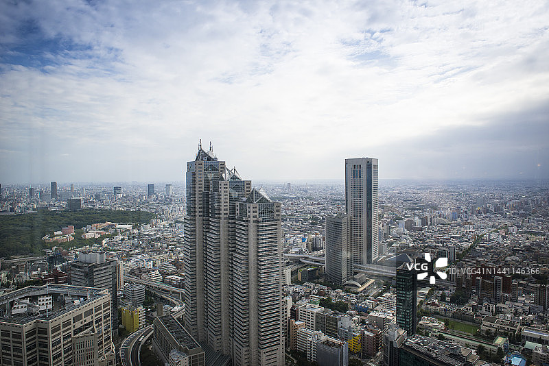 东京新宿区域的城市天际线航拍图片素材