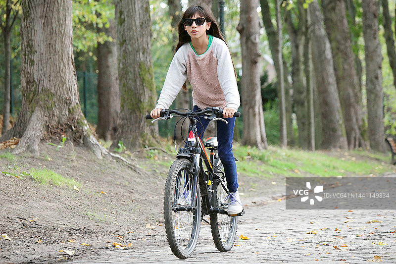 混血青少年骑自行车图片素材