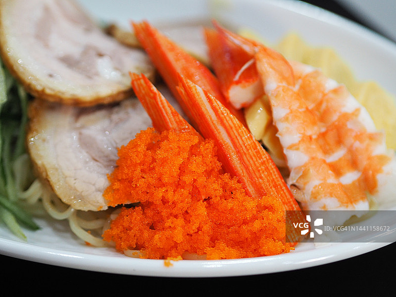 中华冷面配芝麻味噌酱图片素材