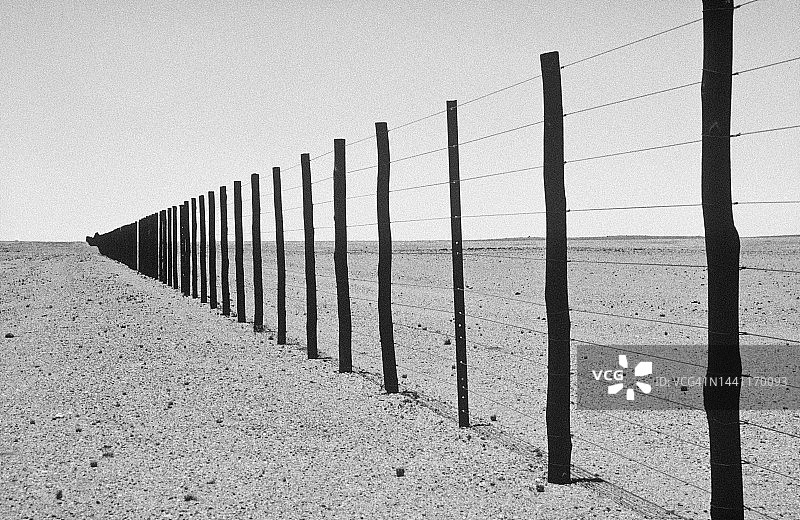 纳米布沙漠中的栅栏图片素材