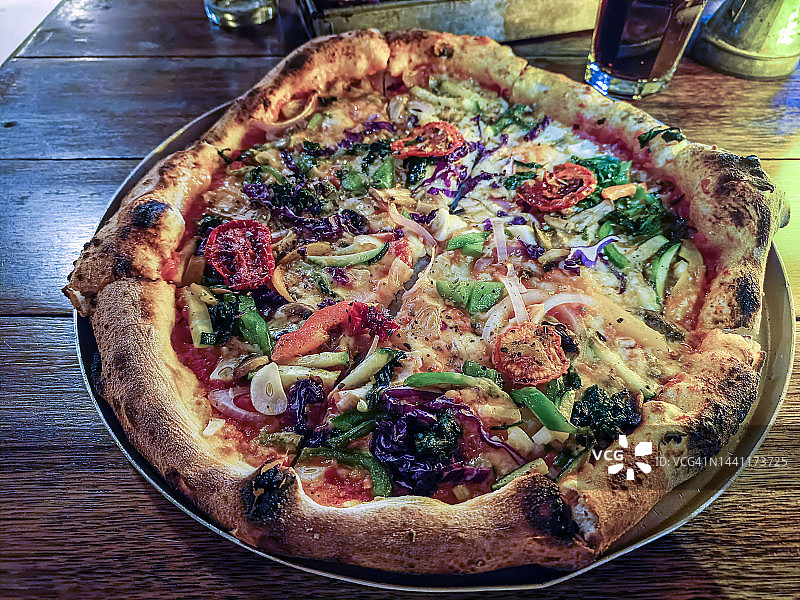 餐厅供应的素食披萨图片素材