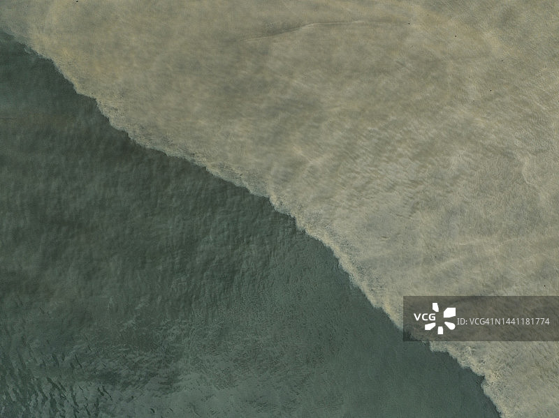 泰国普吉岛热带风暴后印度洋两片水域对比航拍图片素材