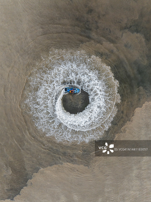 普吉岛安达曼海上水上摩托艇航拍，形成圆形图案图片素材