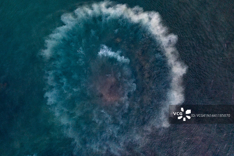 从正上方看泰国普吉岛的个人水上摩托艇在海中留下的尾迹图片素材