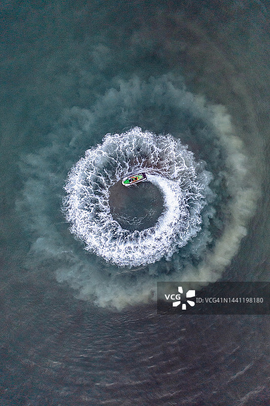 泰国普吉岛印度洋上摩托艇航拍影像图片素材