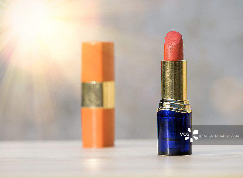 阳光照射下的粉色滋润口红图片素材