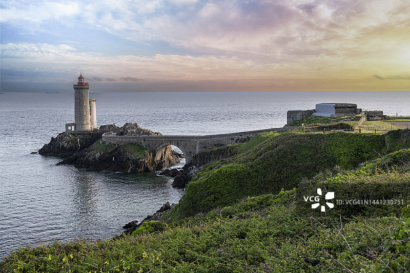 法国布列塔尼普卢扎内的小猫灯塔图片素材